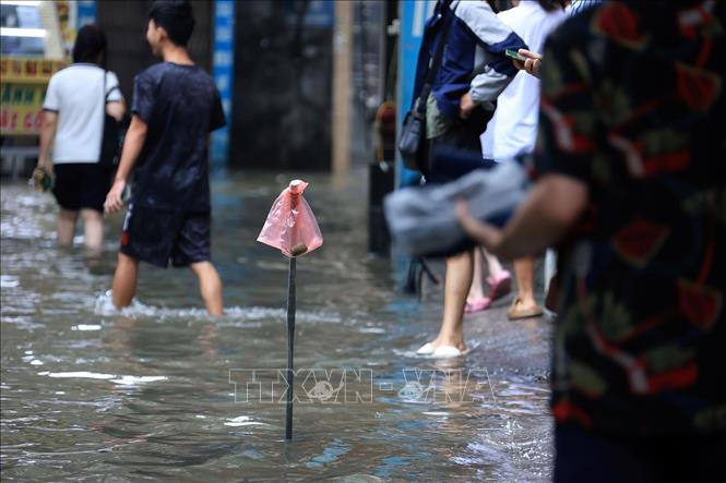 Một cách sáng tạo cảnh báo nước sâu của người dân trên phố Triều Khúc, phường Thanh Liệt.. Ảnh: Tuấn Anh - TTXVN