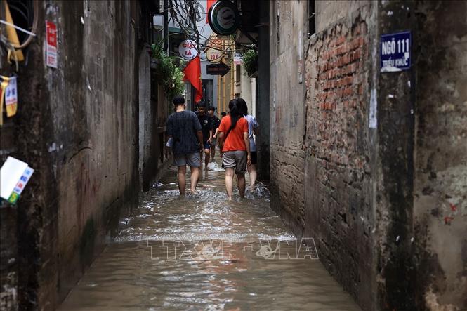 Nhiều con ngõ trên phố Triều Khúc, phường Thanh Liệt bị ngập. Ảnh: Tuấn Anh - TTXVN