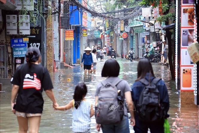 Phố Triều Khúc, phường Thanh Liệt ngập sâu kéo dài. Ảnh: Tuấn Anh - TTXVN