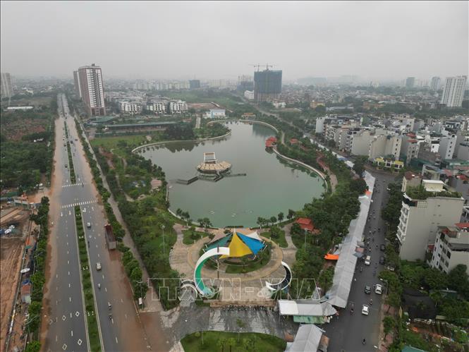Phố Nguyễn Gia Bồng, phường Bồ Đề nước đã rút sau nhiều ngày ngập sâu. Ảnh: Lê Đông - TTXVN