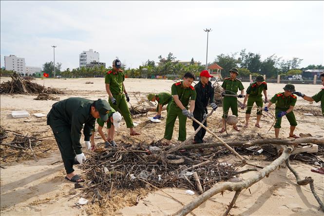 Rác thải được thu gom, tập kết để vận chuyển, xử lý, bảo đảm vệ sinh môi trường tại bãi biển Nhật Lệ. Ảnh: Thanh Thuỷ-TTXVN                               