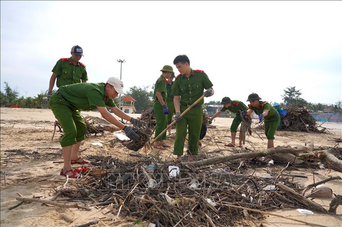 Khoảng 50 đoàn viên, thanh niên thuộc Phòng Cảnh sát cơ động, Công an tỉnh Quảng Trị tham gia dọn vệ sinh bãi biển Nhật Lệ. Ảnh: Thanh Thuỷ-TTXVN                                                              