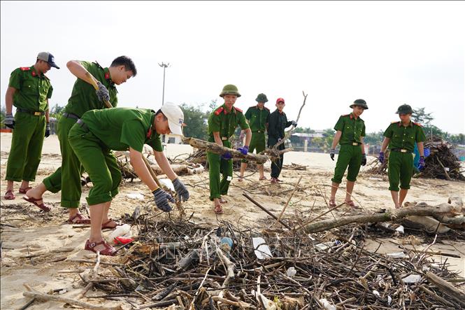 Khoảng 50 đoàn viên, thanh niên thuộc Phòng Cảnh sát cơ động, Công an tỉnh Quảng Trị tham gia dọn vệ sinh bãi biển Nhật Lệ. Ảnh: Thanh Thuỷ-TTXVN                                                              