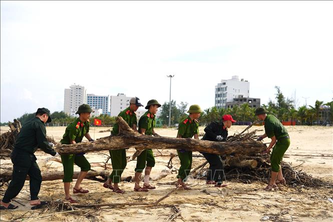 Với tinh thần xung kích, trách nhiệm, lực lượng cán bộ, chiến sĩ dự kiến tập trung thu gom, xử lý lượng rác thải dọc bờ biển trong khoảng 5-7 ngày. Ảnh: Thanh Thuỷ-TTXVN                               