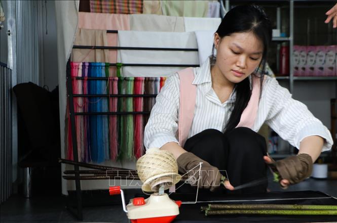 Để tạo ra một sản phẩm hoàn chỉnh, người làm phải trải qua nhiều công đoạn thủ công với yêu cầu cao về sự tỉ mỉ. Ảnh: Hồng Thái - TTXVN