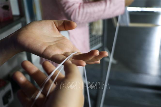 Các sản phẩm từ tơ sen đòi hỏi sự tỉ mỉ. Ảnh: Hồng Thái - TTXVN