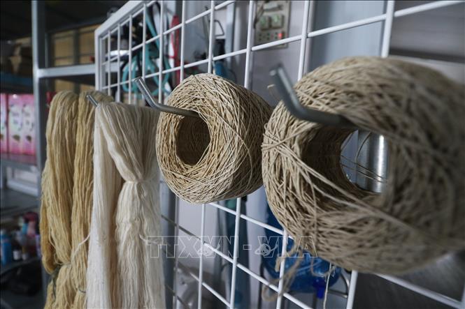 Từ sự sáng tạo, khéo léo, những sợi tơ được hình thành từ cây sen Đồng Tháp. Ảnh: Hồng Thái - TTXVN