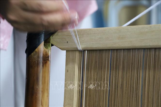 Các sản phẩm từ tơ sen đòi hỏi sự tỉ mỉ. Ảnh: Hồng Thái - TTXVN