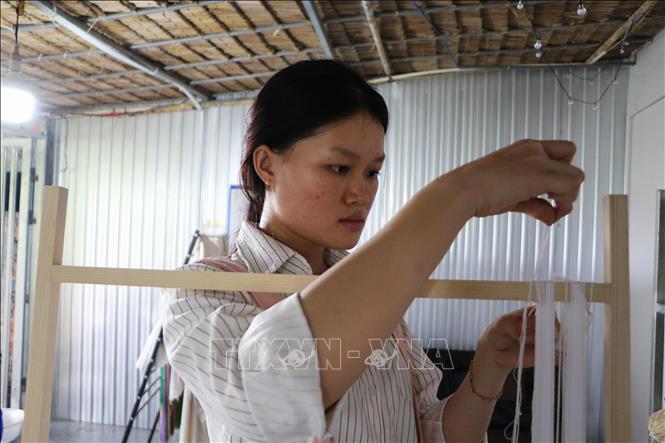 Các sản phẩm từ tơ sen đòi hỏi sự tỉ mỉ. Ảnh: Hồng Thái - TTXVN