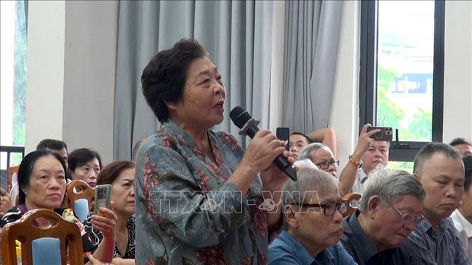 Người dân đóng góp ý kiến về phương án quy hoạch, bồi thường, hỗ trợ, tái định cư và bảo đảm quyền lợi của cộng đồng dân cư khu vực ven sông Hồng. Ảnh: Vũ Quang - TTXVN