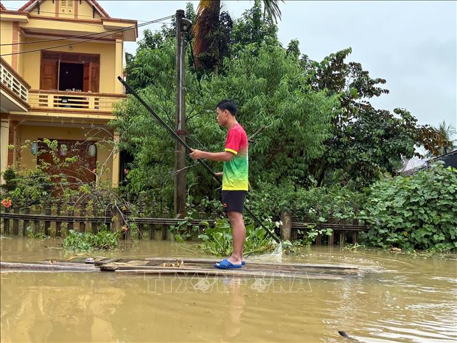 Thuyền, bè là phương tiện di chuyển trong ngày lũ của người dân vùng lũ Thạch Định. Ảnh: Hoa Mai - TTXVN