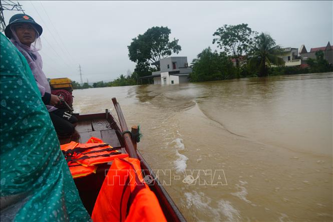 Đi nhờ xuồng máy của người dân với quãng đường hơn 4km, chiều 17/9, phóng viên TTXVN đã tiếp cận được vùng rốn lũ Thạch Định. Ảnh: Hoa Mai - TTXVN