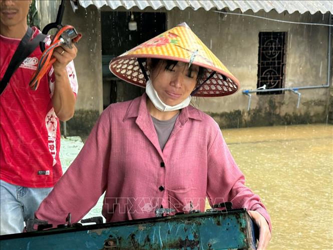 Chị Bùi Thị Thắm (thôn 1 Thạch Định, xã Kim Tân) cho biết những ngày qua mưa lớn khiến nước sông lên nhanh, gia đình không kịp di chuyển nhiều tài sản, 3 mẹ con chỉ biết dọn dẹp, kê kích các đồ dùng thiết yếu lên cao để tránh lũ. Ảnh: Hoa Mai - TTXVN