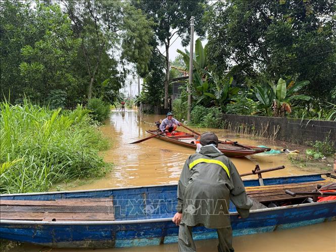 Thuyền là phương tiện di chuyển chính trong đợt mưa lũ ở xã Kim Tân. Ảnh: Hoa Mai - TTXVN