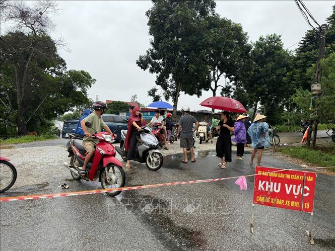 Chính quyền địa phương liên tục cắt cử lực lượng chức năng căng dây, cắm biển cảnh báo không để người dân, phương tiện di chuyển vào khu vực đường ngập. Ảnh: Hoa Mai - TTXVN