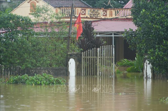 Khung cảnh mênh mông là nước, Những ngôi nhà cấp 4 chỉ thấy mỗi nóc nhà, mái ngói. Ảnh: Hoa Mai - TTXVN