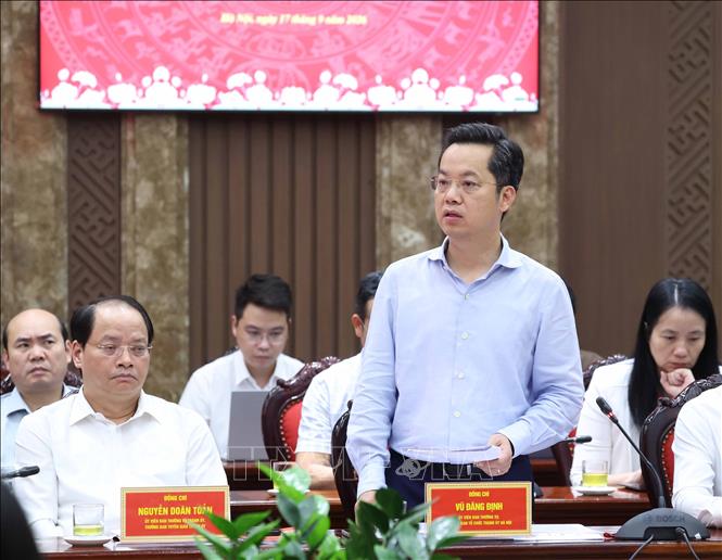 Đồng chí Vũ Đăng Định, Uỷ viên Ban Thường vụ, Trưởng Ban Tổ chức Thành uỷ Hà Nội phát biểu. Ảnh: Thống Nhất – TTXVN