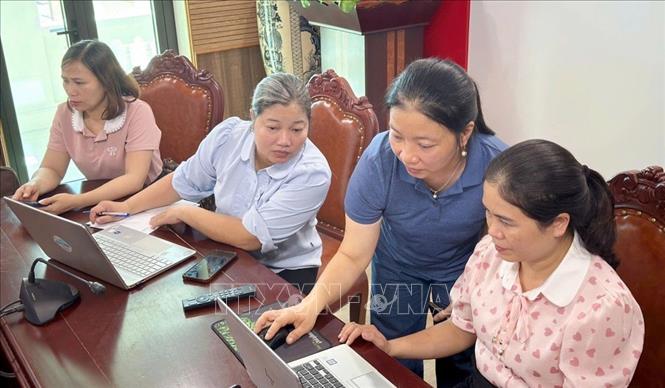 Để đưa chuyển đổi số đến gần hơn với cơ sở, hướng dẫn hội viên tiếp cận các tiện ích số, một trong những nội dung trọng tâm của Hội Liên hiệp Phụ nữ thành phố Hải Phòng là tập huấn nâng cao kỹ năng số cho cán bộ Hội. Ảnh: Mạnh Minh