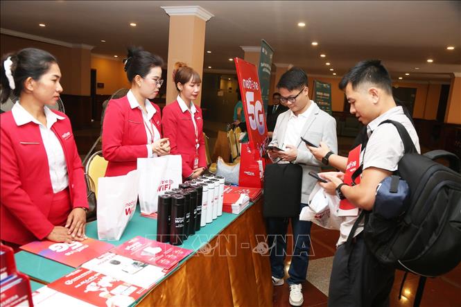 Các đại biểu tham quan gian hàng của Công ty Metfone (một thương hiệu của Viettel) tại diễn đàn. Ảnh: Minh Hưng - PV TTXVN tại Campuchia