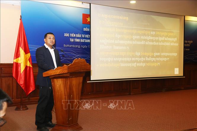 Đại diện Văn phòng tỉnh Battambang phụ trách đầu tư thông báo các chính sách ưu đãi của tỉnh đối với nhà đầu tư. Ảnh: Minh Hưng - PV TTXVN tại Campuchia