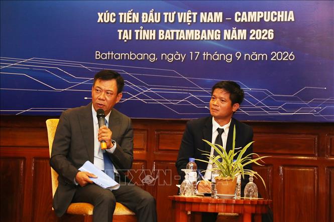 Đoàn chủ tọa điều phối phiên thảo luận trả lời câu hỏi của các đại biểu tham dự diễn đàn. Ảnh: Minh Hưng - PV TTXVN tại Campuchia