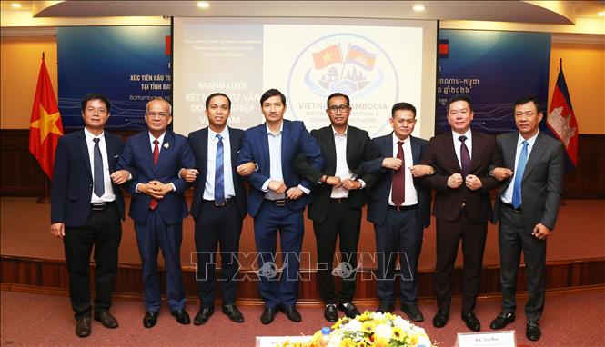 Các thành viên Ban quản trị Mạng lưới kết nối, tư vấn doanh nghiệp Việt Nam - Campuchia tại Tây Bắc Campuchia ra mắt tại diễn đàn. Ảnh: Minh Hưng - PV TTXVN tại Campuchia