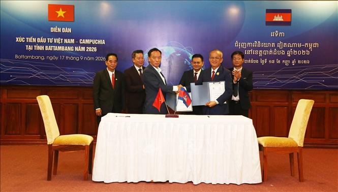 Lễ ký kết bản ghi nhớ hợp tác giữa Hội Doanh nhân Campuchia - Việt Nam (trái) và Đại học Quốc gia Battambang (phải) tại diễn đàn. Ảnh: Minh Hưng - PV TTXVN tại Campuchia