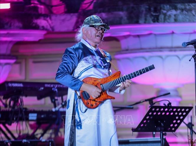 Nhạc sĩ, Guitar Jazz quốc tế – Nguyên Lê biểu diễn tại chương trình. Ảnh: Khánh Hoà - TTXVN