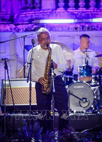 NSƯT, nhạc công kèn saxophone Quyền Văn Minh - đại sứ Hà Nội Jazztival biểu diễn tại chương trình. Ảnh: Khánh Hoà - TTXVN