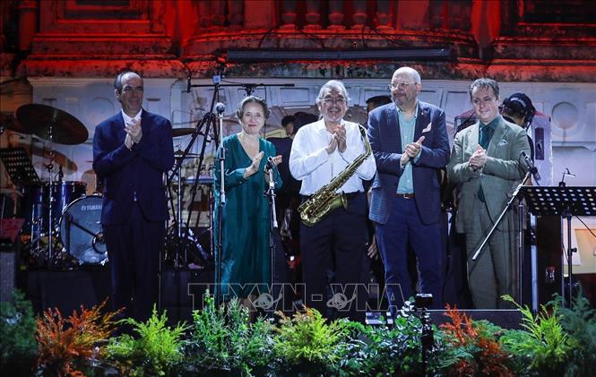 NSƯT, nhạc công kèn saxophone Quyền Văn Minh - đại sứ Hà Nội Jazztival chụp ảnh cùng các đại sứ. Ảnh: Khánh Hoà - TTXVN
