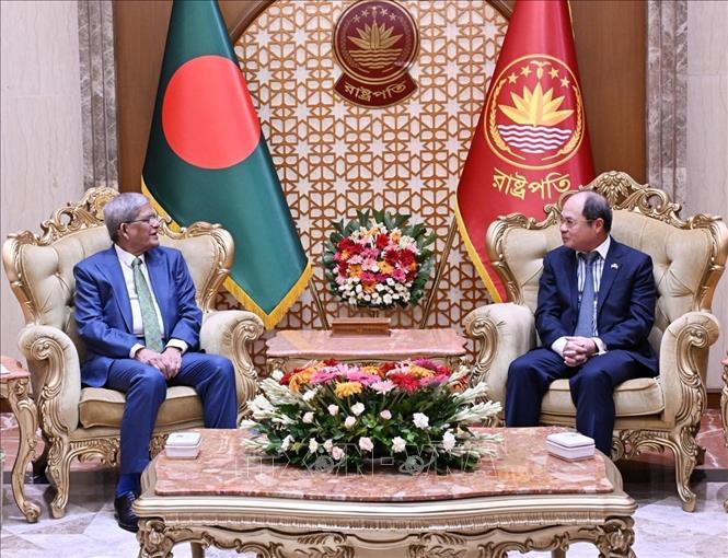 Đại sứ Nguyễn Mạnh Cường trao đổi với Tổng thống Bangladesh Mirza Fakhrul Islam Alamgir. Ảnh do ĐSQ cung cấp/TTXVN phát