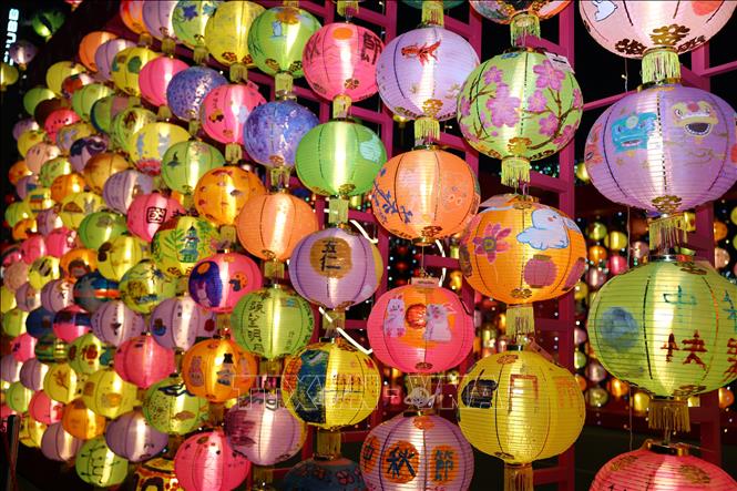 Hơn 1.000 chiếc đèn lồng làm bằng tay truyền thống Hong Kong được treo tại 