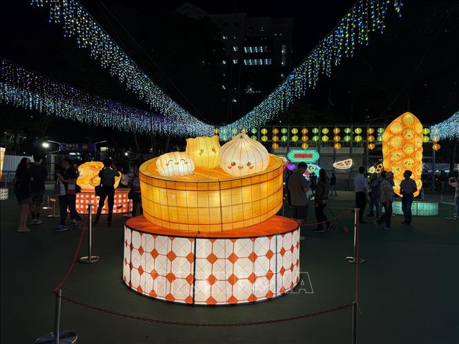 Đèn lồng với tạo hình món dimsum nổi tiếng của Hong Kong. Ảnh: Lê Anh-PV TTXVN tại Hong Kong