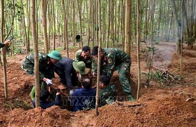Hài cốt liệt sĩ được tìm thấy cách khoảng 7m về phía Nam so với vị trí hai hài cốt liệt sĩ được cất bốc ngày 3 và 4/9, ở bản Bãi Dinh, xã Dân Hóa, tỉnh Quảng Trị. Ảnh: Võ Dung - TTXVN