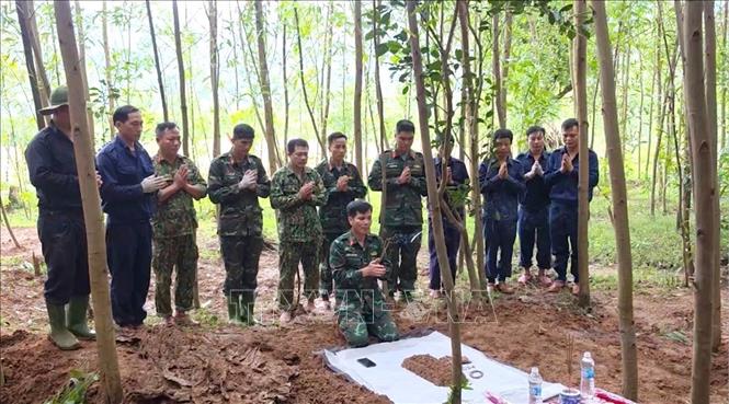 Ngay sau khi cất bốc, lực lượng chức năng tiến hành bảo vệ, bảo quản hài cốt và di vật, tổ chức hương khói chu đáo. Ảnh: Võ Dung - TTXVN