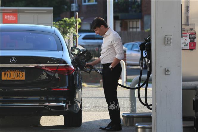 Kết thúc phiên, giá dầu Brent giảm 1,01 USD, tương đương 0,95%, xuống 104,82 USD/thùng; giá dầu WTI của Mỹ giảm 52 cent, tương đương 0,5%, xuống 101,91 USD/thùng. Ảnh: THX/TTXVN phát