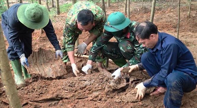 Hài cốt được tìm thấy ở độ sâu khoảng 1,2m, trong tình trạng phân hủy nhiều, nằm nguyên trong tăng. Ảnh: Võ Dung - TTXVN