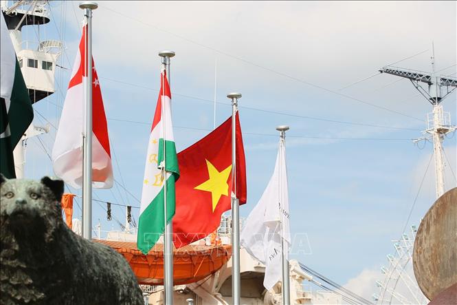 Cờ Việt Nam tung bay tại Lễ thượng cờ ASIAD 20. Ảnh: TTXVN phát