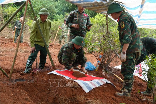 Quy tập hài cốt liệt sĩ tại đồi Đá Vôi, phường Cam Đường, tỉnh Lào Cai. Ảnh: Hồng Ninh - TTXVN