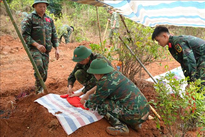 Quy tập hài cốt liệt sĩ tại đồi Đá Vôi, phường Cam Đường, tỉnh Lào Cai. Ảnh: Hồng Ninh - TTXVN