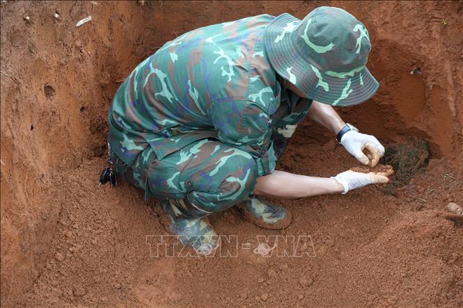 Quy tập hài cốt liệt sĩ tại đồi Đá Vôi, phường Cam Đường, tỉnh Lào Cai. Ảnh: Hồng Ninh - TTXVN
