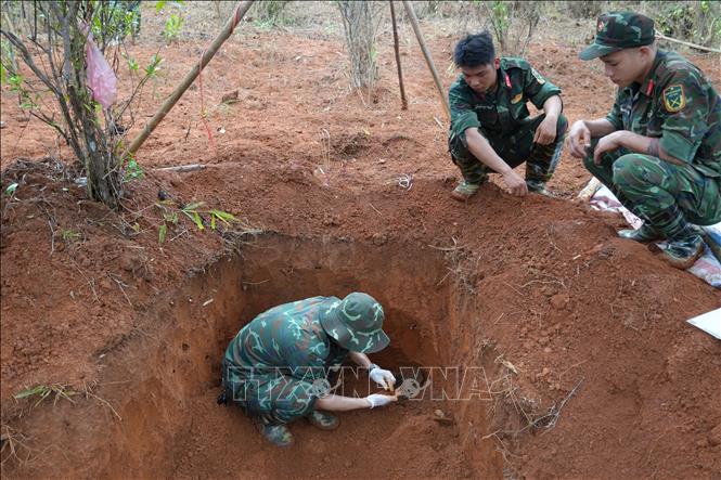Quy tập hài cốt liệt sĩ tại đồi Đá vôi, phường Cam Đường, tỉnh Lào Cai. Ảnh: Hồng Ninh - TTXVN
