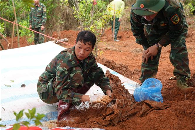 Nhiều di vật được tìm thấy tại khu vực chôn cất các liệt sĩ. Ảnh: Hồng Ninh - TTXVN