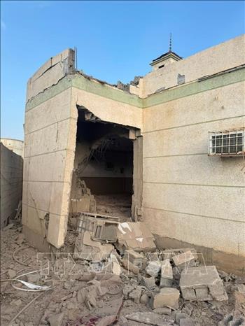 Giao tranh giữa Saudi Arabia (Arập Xêút) và lực lượng Houthi tiếp tục leo thang. Houthi ngày 14/9/2026 cho biết Saudi Arabia tiến hành 54 cuộc không kích vào các vị trí của lực lượng này tại miền Tây Yemen trong 24 giờ. Động thái diễn ra sau khi Houthi phóng hàng chục thiết bị bay không người lái và tên lửa nhắm vào các cơ sở quân sự của Saudi Arabia. Trong ảnh: Tòa nhà bị hư hại sau vụ tấn công của Houthi tại Jazan, Saudi Arabia (Arập Xêút). Ảnh: THX/TTXVN phát