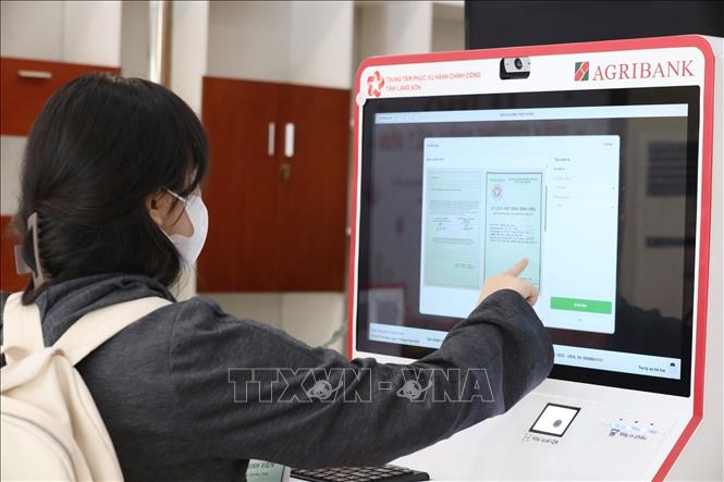 Người dân phường Đông Kinh thực hiện thủ tục hành chính thông qua 