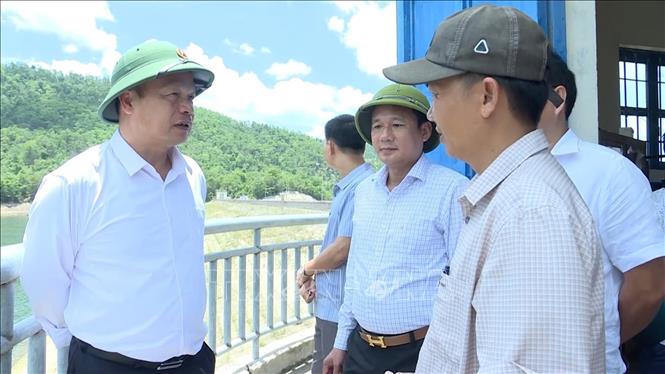 Lãnh đạo tỉnh Gia Lai kiểm tra an toàn Hồ chứa nước Ia Mlah (xã Phú Túc), một trong những hồ chứa có dung tích lớn tại khu vực phía Tây tỉnh. Ảnh: Hoài Nam - TTXVN
