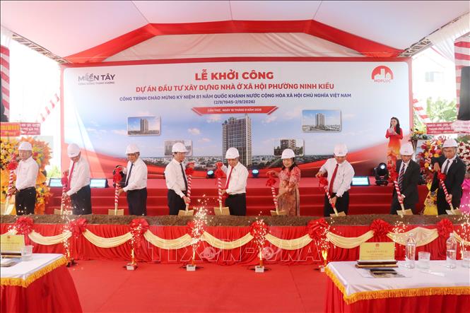 Các đại biểu thực hiện nghi thức lễ khởi công dự án. Ảnh: Ngọc Thiện - TTXVN
