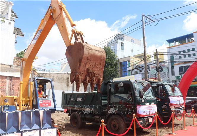 Thiết bị, máy móc tại lễ khởi công dự án. Ảnh: Ngọc Thiện - TTXVN