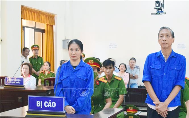 Bị cáo Lê Văn Mót (phải) lĩnh án 18 năm tù về tội “Lừa đảo chiếm đoạt tài sản”. Ảnh: Văn Sĩ - TTXVN