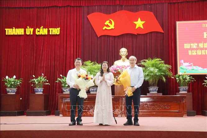 Phó Chủ tịch UBND TP Cần Thơ Nguyễn Thị Ngọc Điệp tặng hoa cho GS.TS Nguyễn Thiện Nhân, nguyên Ủy viên Bộ Chính trị, nguyên Phó Thủ tướng và ông Lê Thanh Dũng, Cục trưởng Cục Dân số. Ảnh: Ngọc Thiện - TTXVN